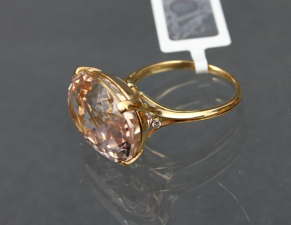 Золотое кольцо с кунцитом и бриллиантами