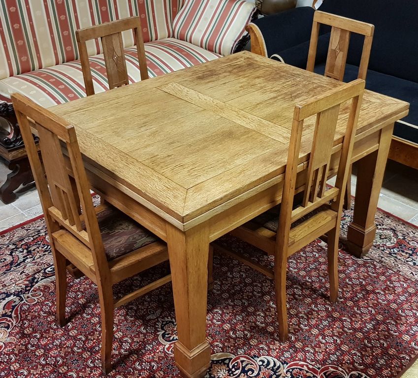 Ozolkoka galds ar četriem krēsliem