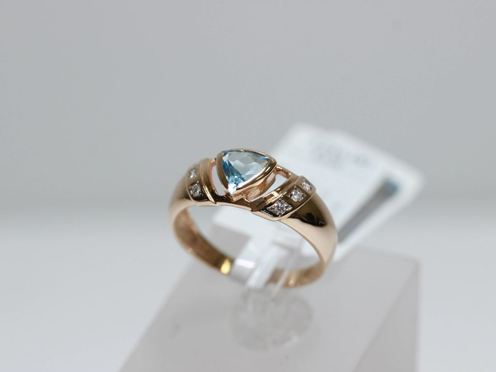 Gold ring with 6 diamonds and topaz
