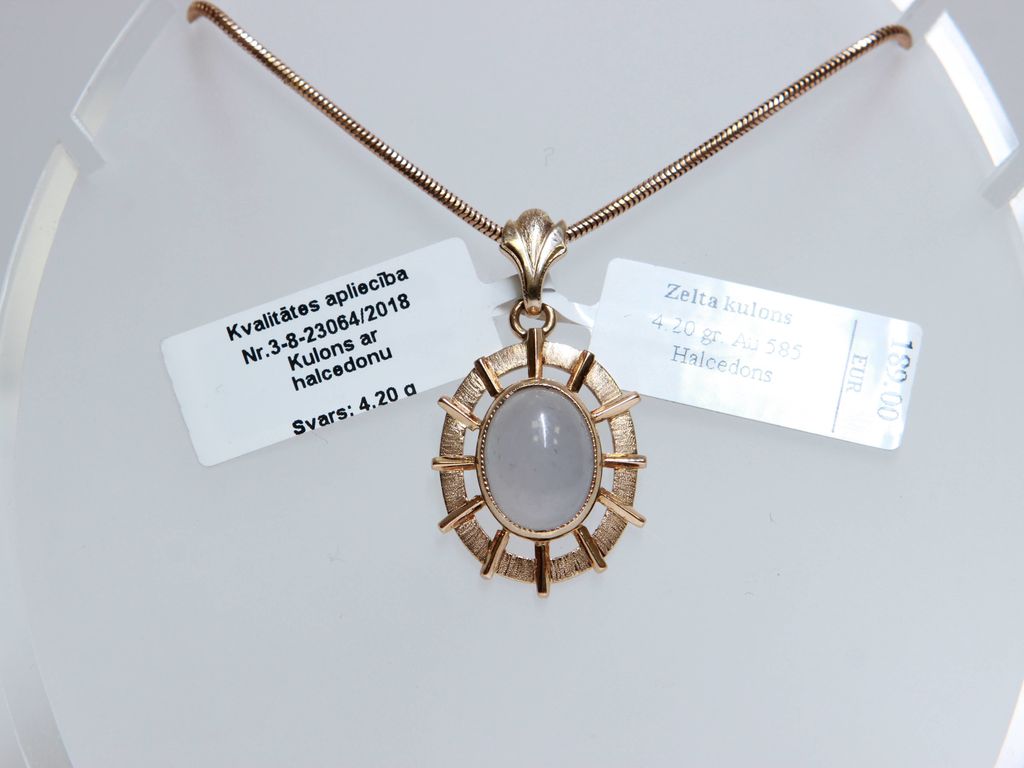 Gold pendant with halcedon