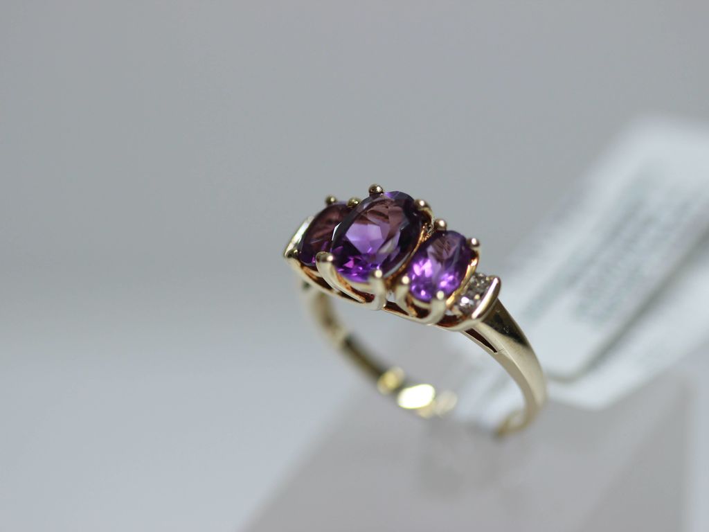 Gold ring with 4 brilliants, 3 amethysts