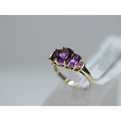 Gold ring with 4 brilliants, 3 amethysts