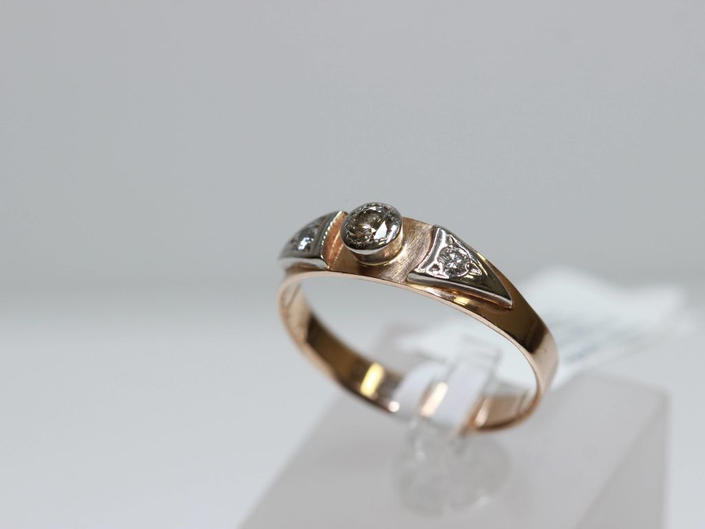 Золотое кольцо с 3 бриллиантами