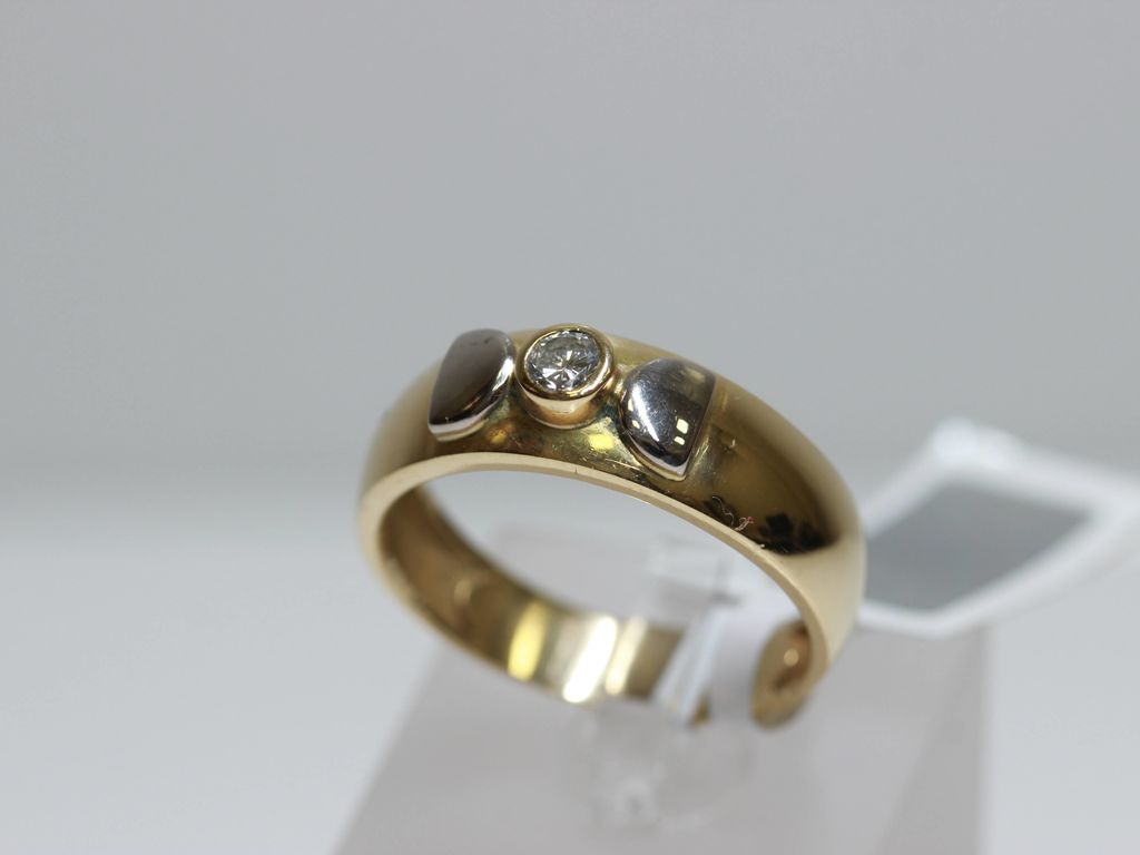 Golden ring with brilliant