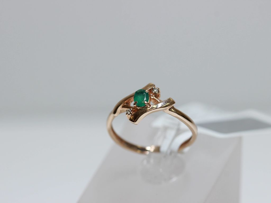 Gold ring with 2 brilliants and emerald