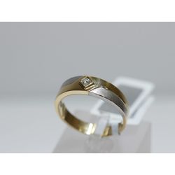Gold ring with brilliant