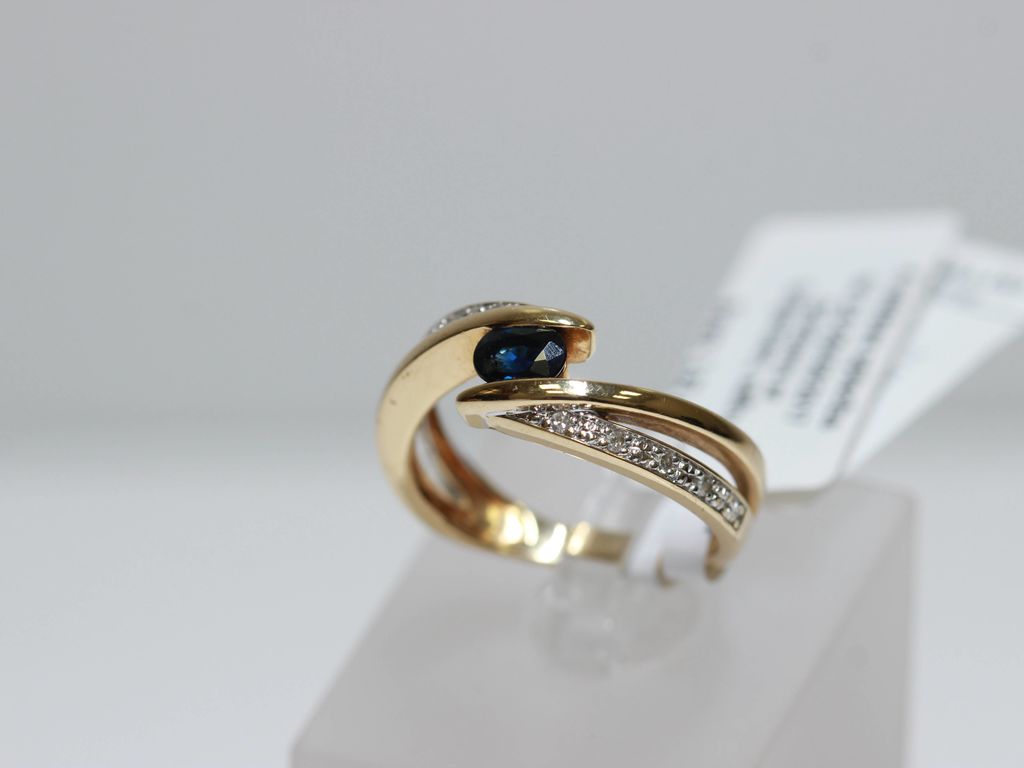 Gold ring with 8 brilliants, sapphire