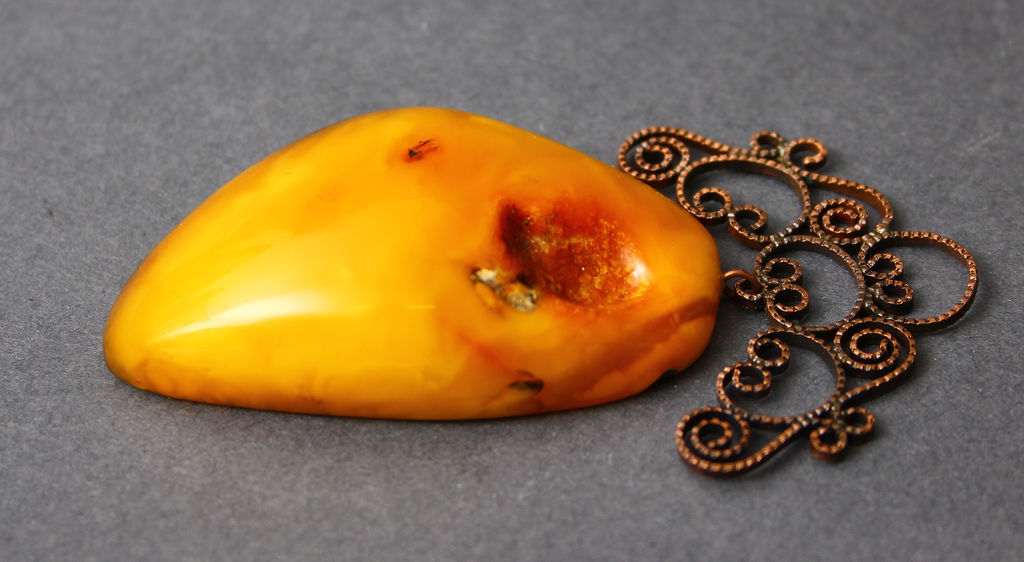 Amber brooch / pendant