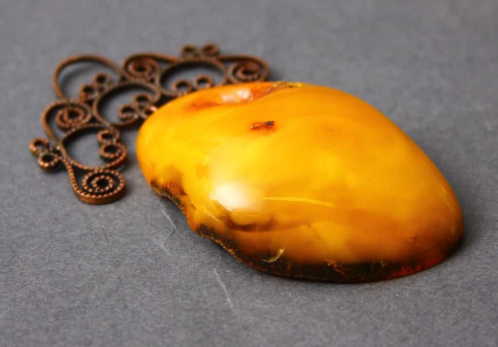 Amber brooch / pendant
