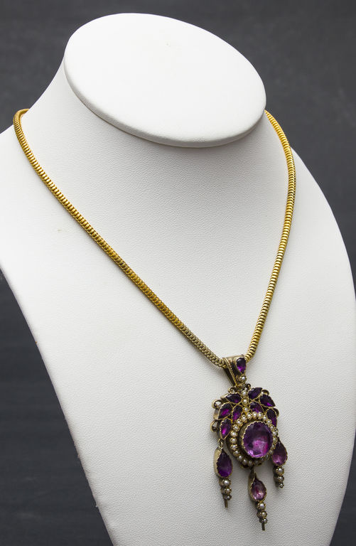 Golden pendant with amethyst