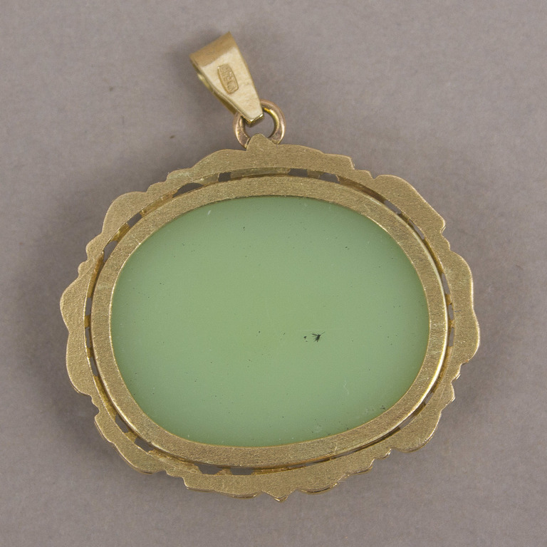 Pendant in a gold frame ''Cameo''