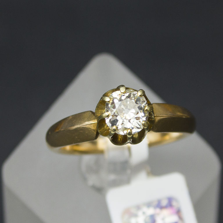 Золотое кольцо с якутским бриллиантом