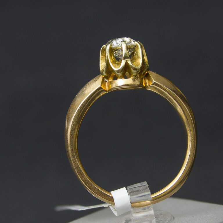 Золотое кольцо с якутским бриллиантом
