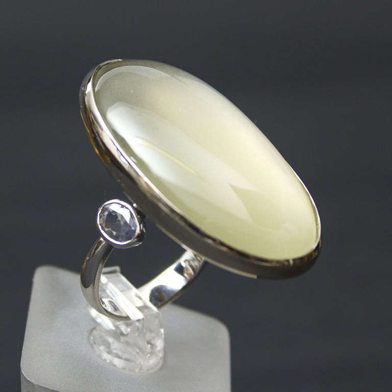 Золотое кольцо с лунным камнем и сапфирамы