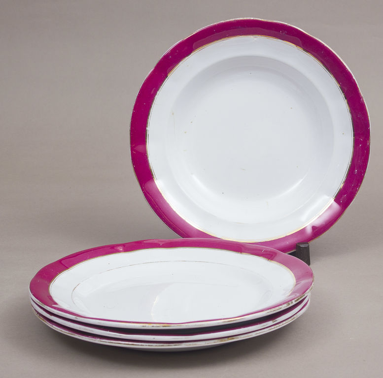 Фарфоровый набор посуды - 3 тарелки, 1 суповая тарелка