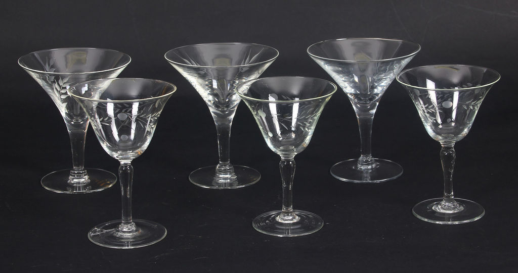 Glass glasses 6 pieces (3 large, 3 small)