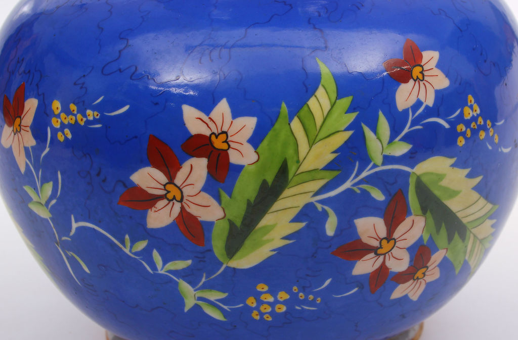 Фарфоровая ваза с ручной росписью