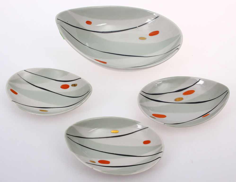 Porcelain dishes 4 pieces (1 large and 3 small)