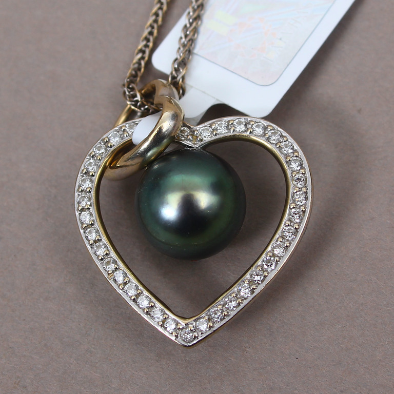 Gold pendant with diamonds and pearl