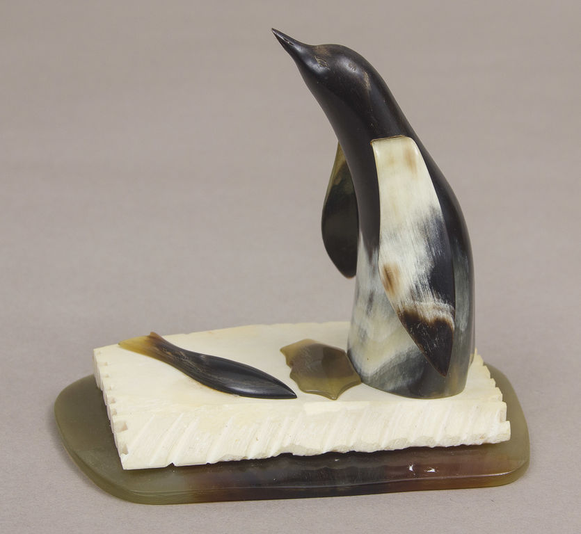 Plasticfigurine Penguin with Fish