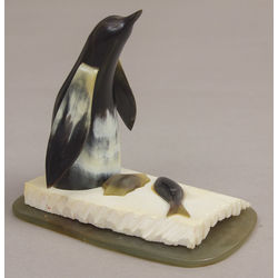 Пластиковая фигурка Пингвин с рыбой