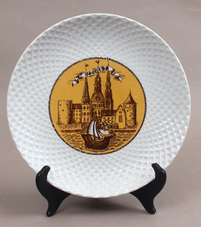 Porcelāna dekoratīvs šķīvis 