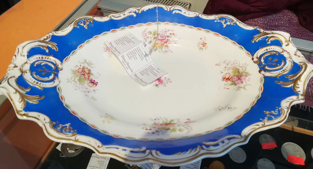 Porcelain plate with stand