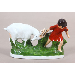 Фарфоровая статуэтка Девушка с козой