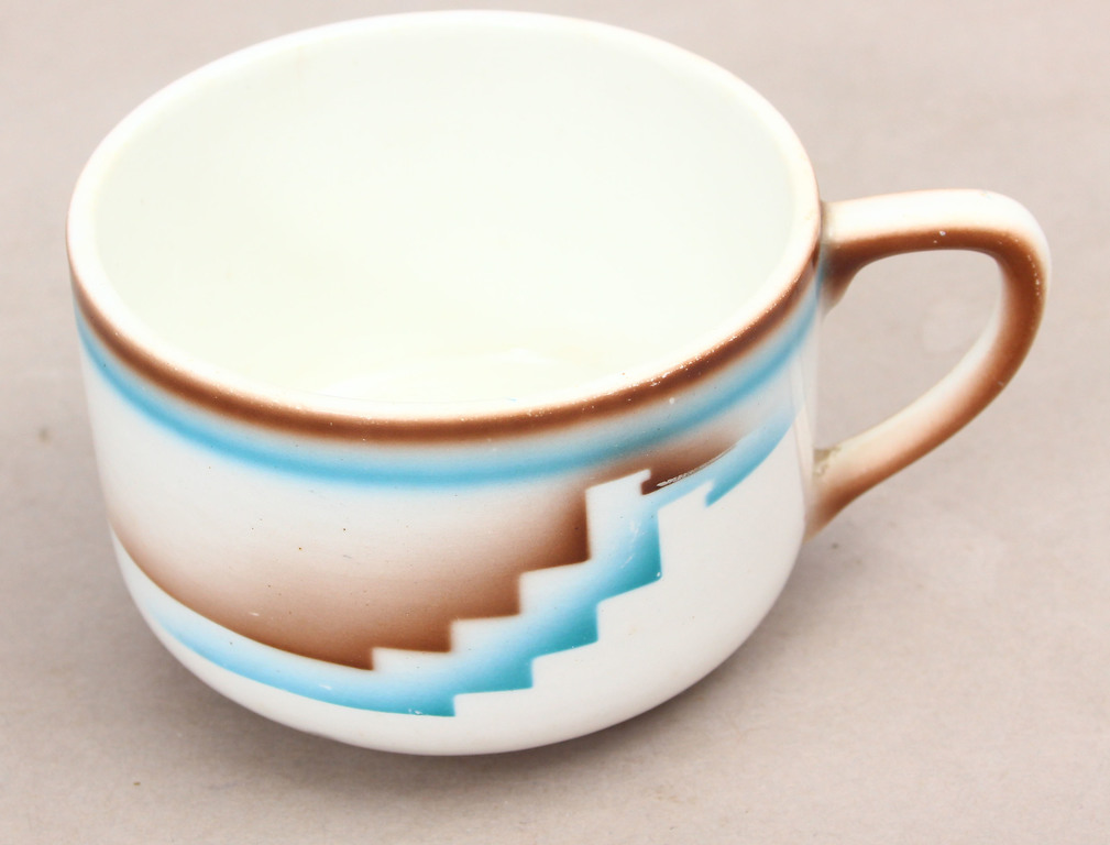 Фарфоровая чашка в стиле арт-деко