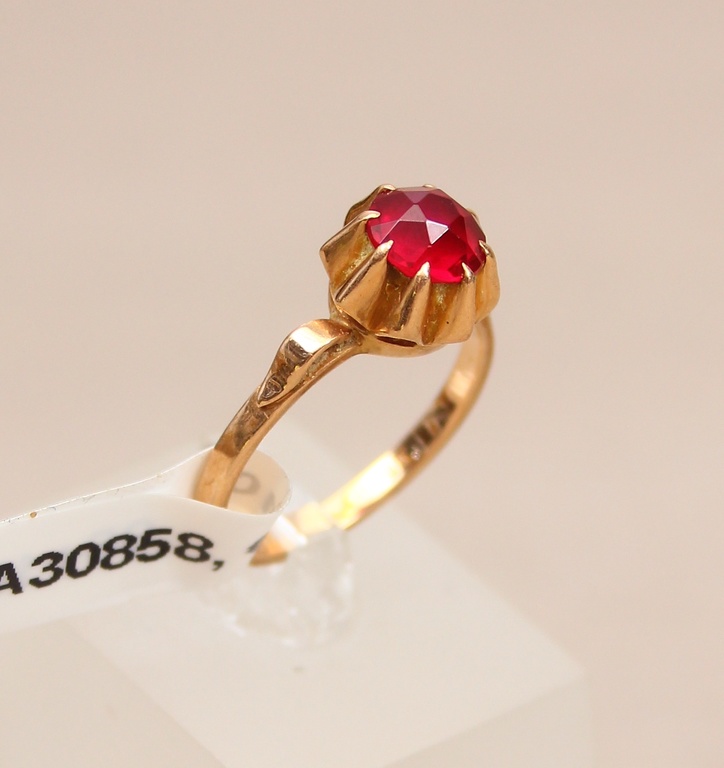 Золотое кольцо с синтетическим рубином