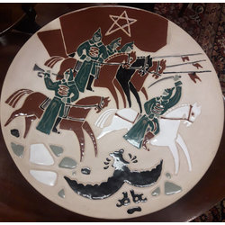 Dekoratīvais keramikas šķīvis 'Sarkanarmieši pret baltajiem'