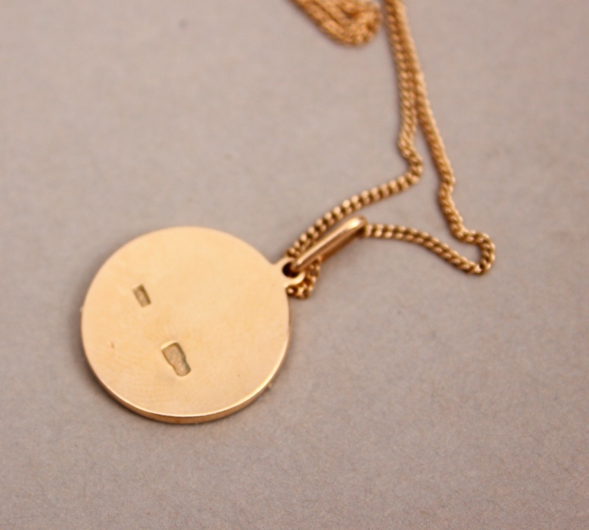 Gold necklace with pendant