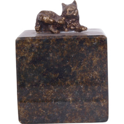 Bronzas kaķis uz marmora pamatnes
