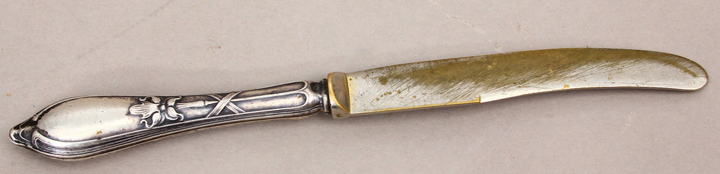 Серебряный нож в стиле модерн
