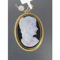 Gold pendant with opal doublet