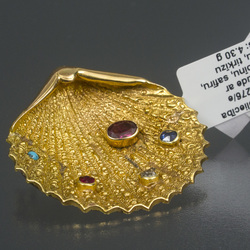 Золотая брошь с бриллиантом, рубином, сапфиром, гранатом и бирюзой