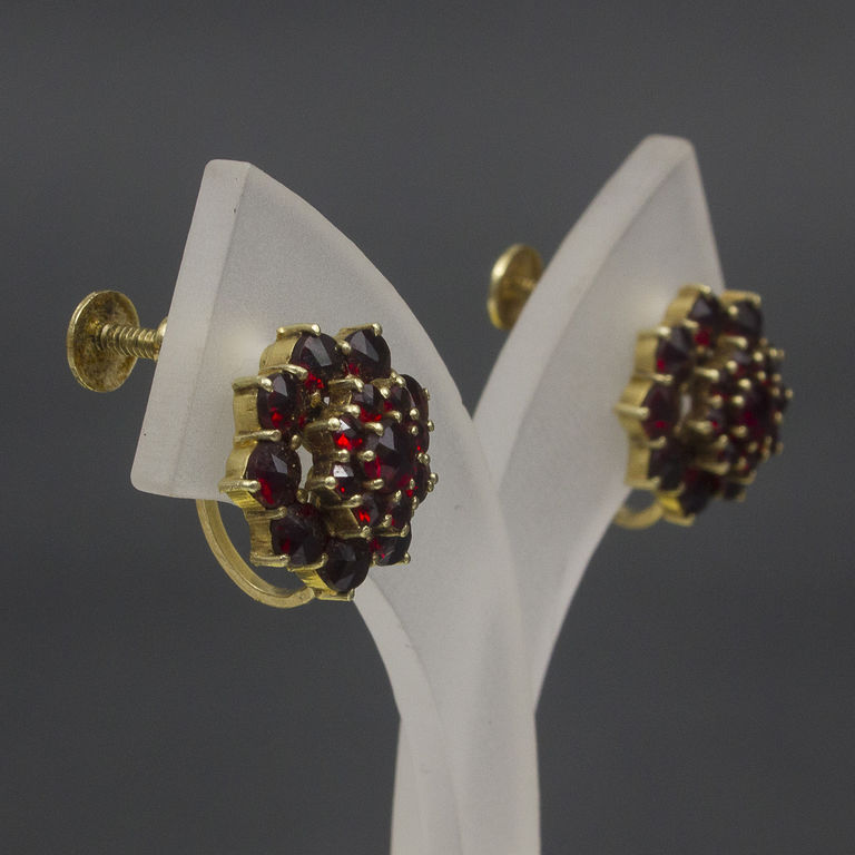 Gold earrings with garnets (in box)