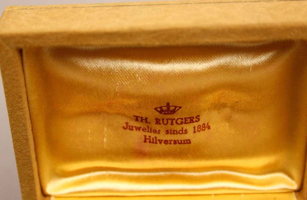 Золотые серьги с гранатами (в коробке)