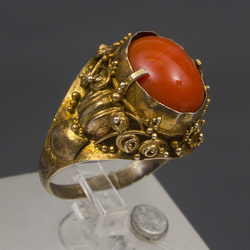 Позолоченное серебряное кольцо с кораллом