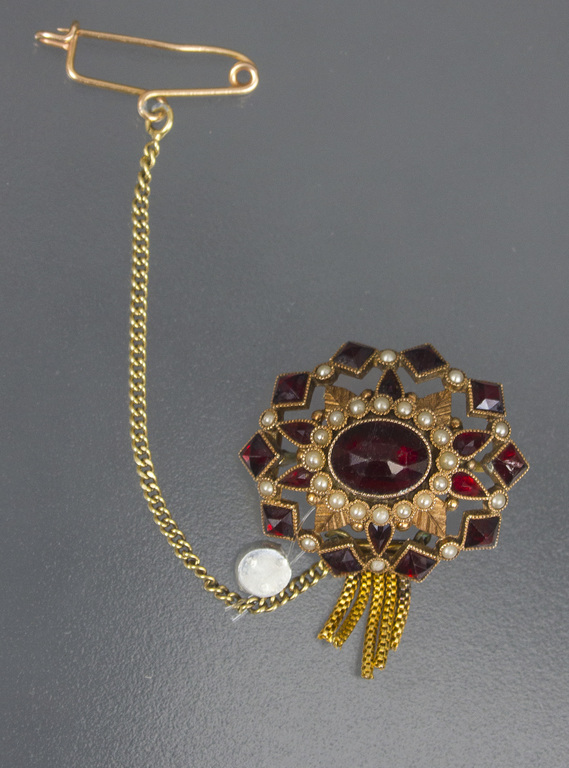 Art deco style gold brooch with garnets