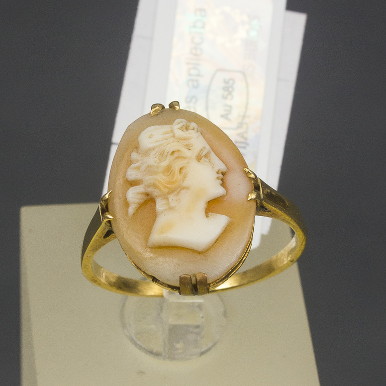 Gold ring with a cameo