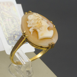 Gold ring with a cameo
