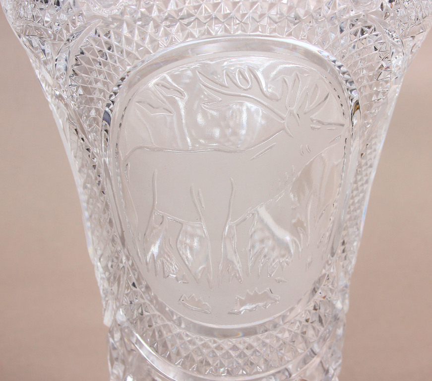 Crystal vase with a hunter theme