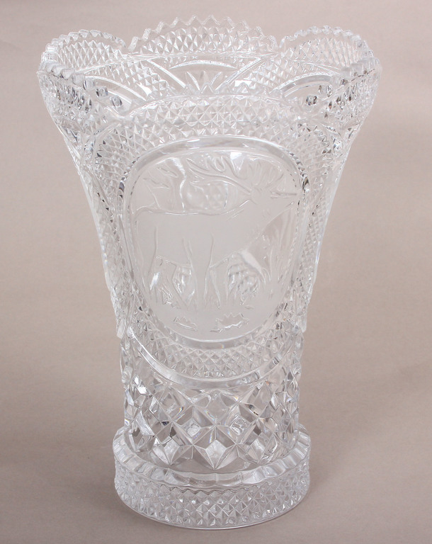 Crystal vase with a hunter theme