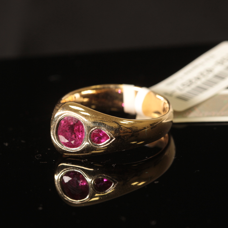 Gold ring with 2 rubies