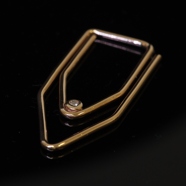 Gold brooch with diamond