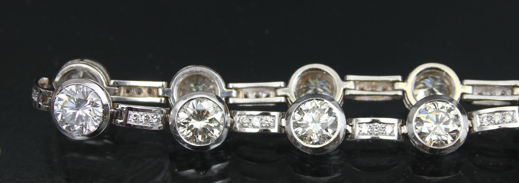 Gold bracelet with 47 diamonds   