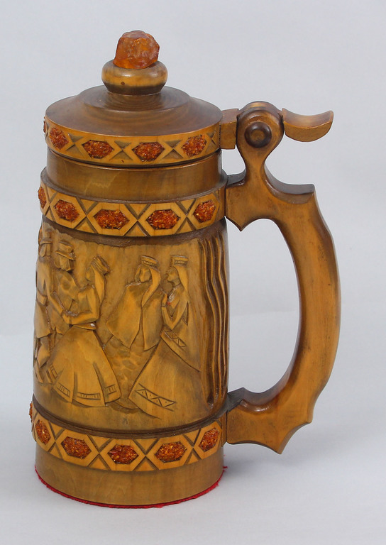 Деревянная пивная чашка с янтарем 
