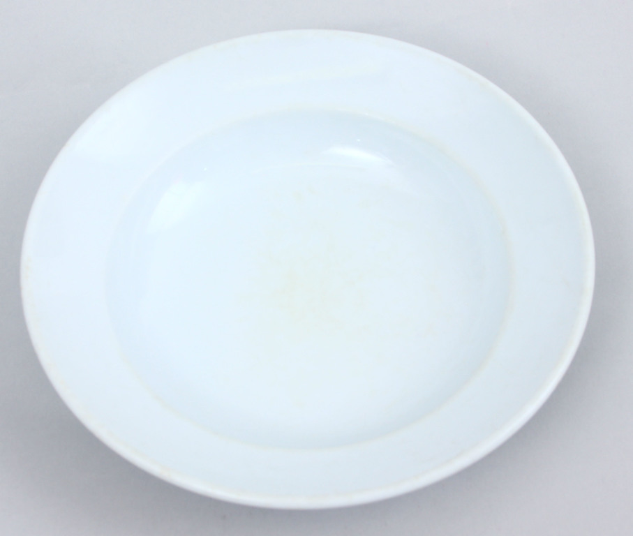 Фарфоровая суповая тарелка с маркой 