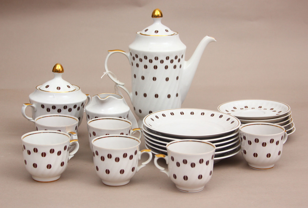 Фарфоровый чайно-кофейный набор на 6 персон 